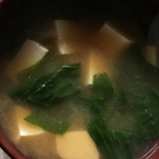 絹ごし豆腐と青梗菜の葉先の味噌汁